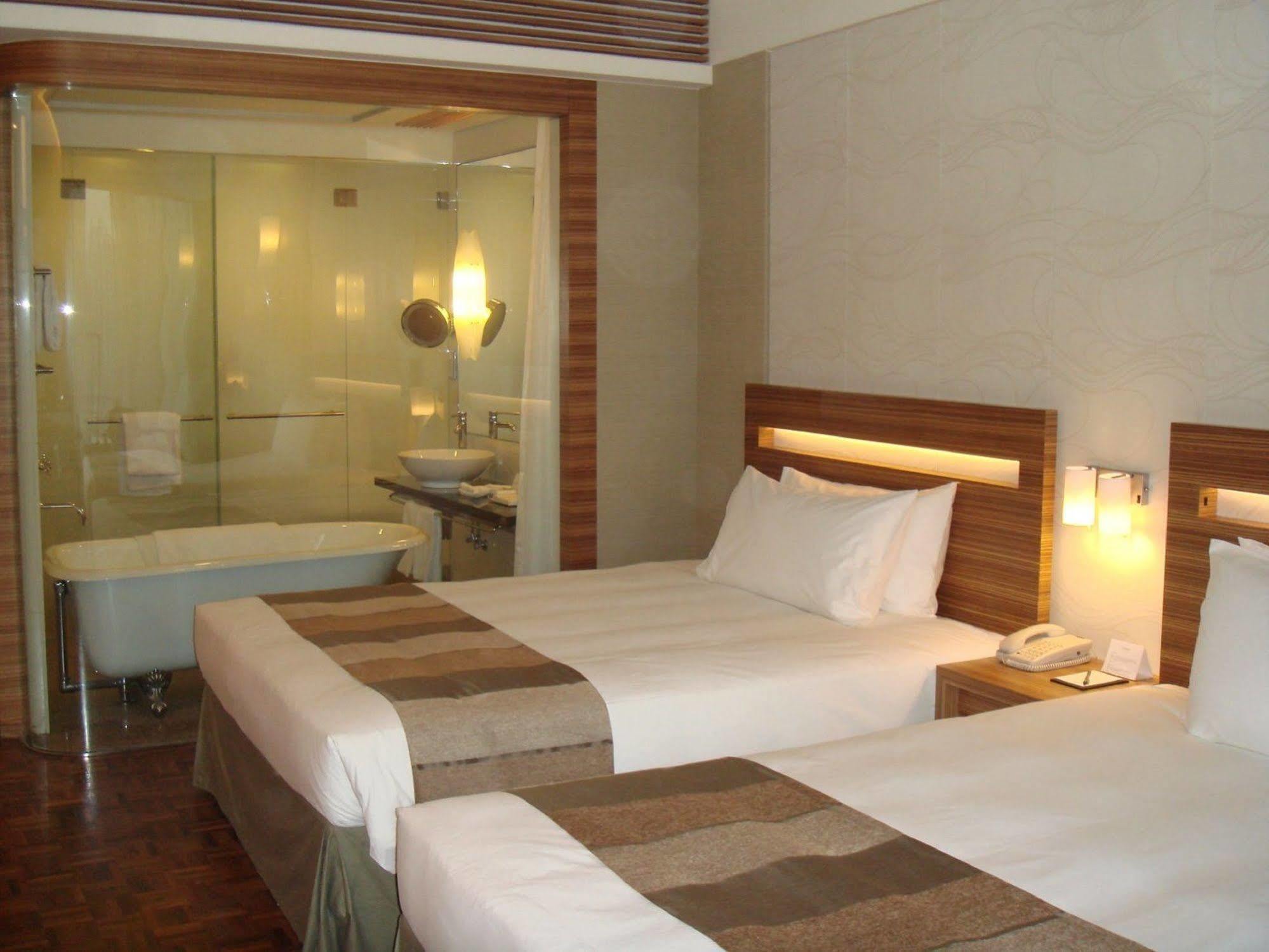 Nina Hotel Tsuen Wan West Hong Kong Esterno foto A room at the hotel