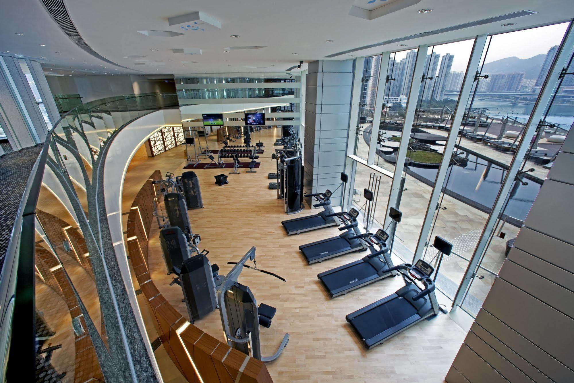 Nina Hotel Tsuen Wan West Hong Kong Esterno foto The gym at the Ritz-Carlton, Hong Kong