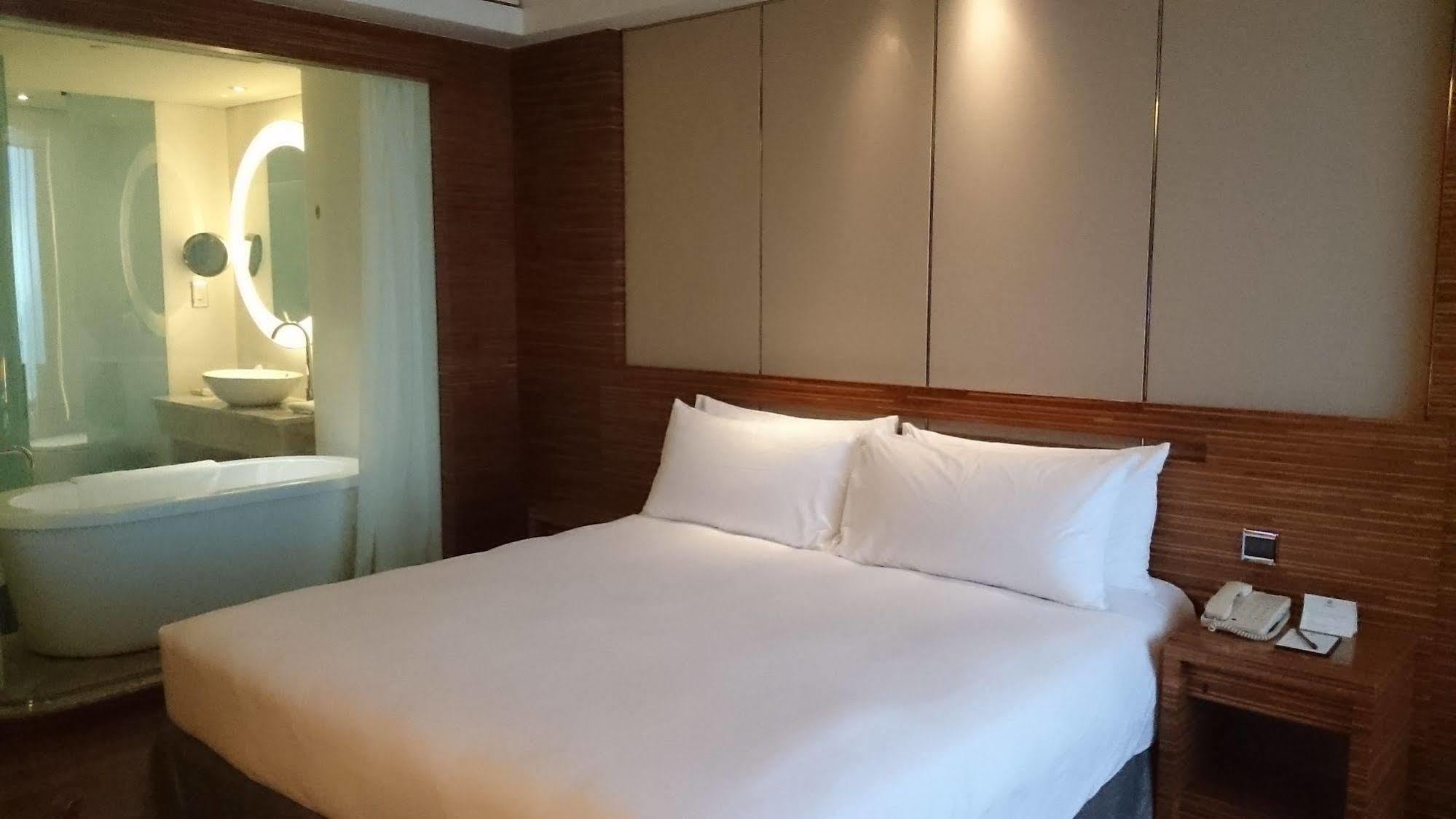 Nina Hotel Tsuen Wan West Hong Kong Esterno foto A room at the hotel