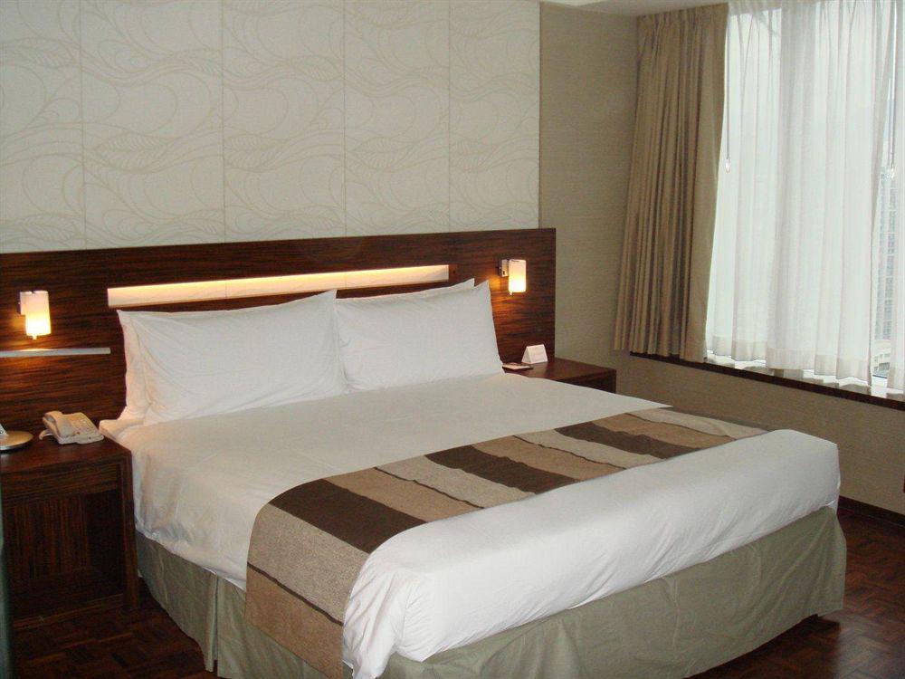 Nina Hotel Tsuen Wan West Hong Kong Esterno foto A bed